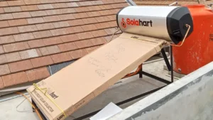 Instalasi unit baru Solahart solar water heater di atap rumah — dealer resmi Solahart Jakarta dan Jabodetabek