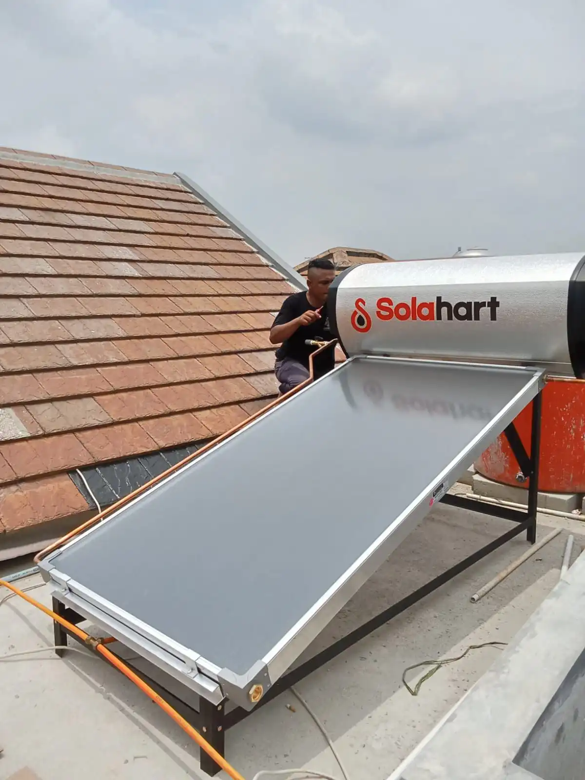 Teknisi Sarana Mandiri Jaya memasang dan mengerjakan unit Solahart di atap rumah — dealer resmi Jakarta Jabodetabek
