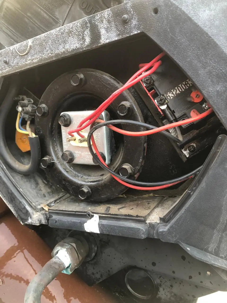 Komponen dalam tangki Solahart — elemen pemanas dan thermostat yang sedang diperiksa oleh teknisi service Jakarta