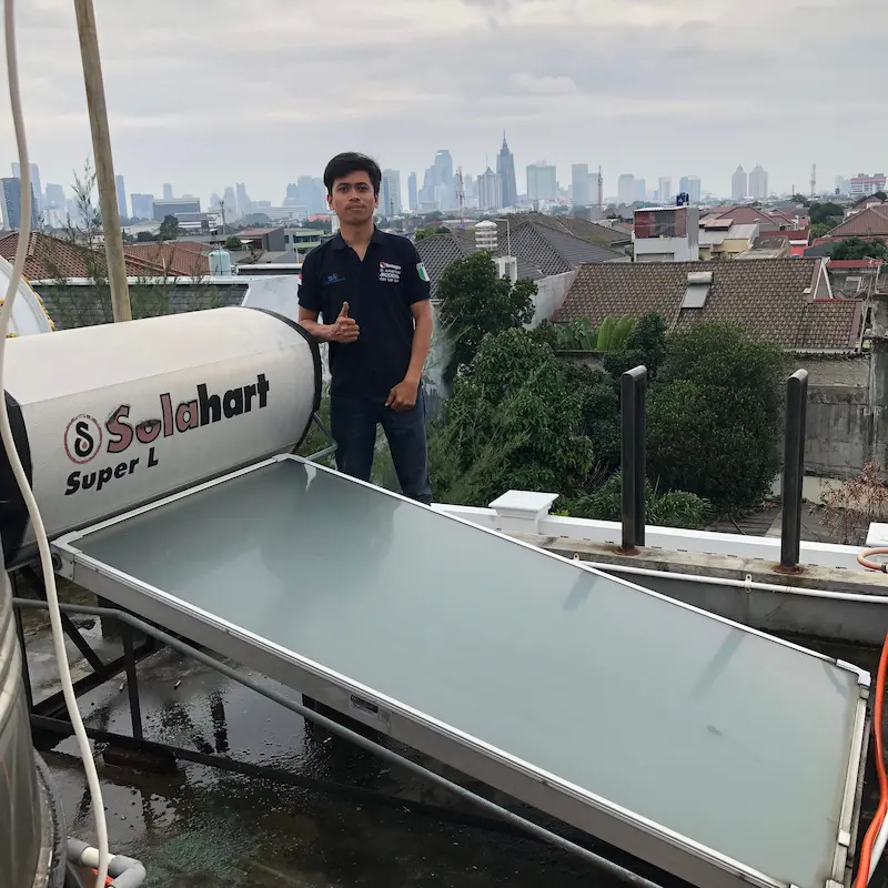 Teknisi service Solahart Super L di Jakarta — perbaikan dan instalasi pemanas air tenaga surya bergaransi