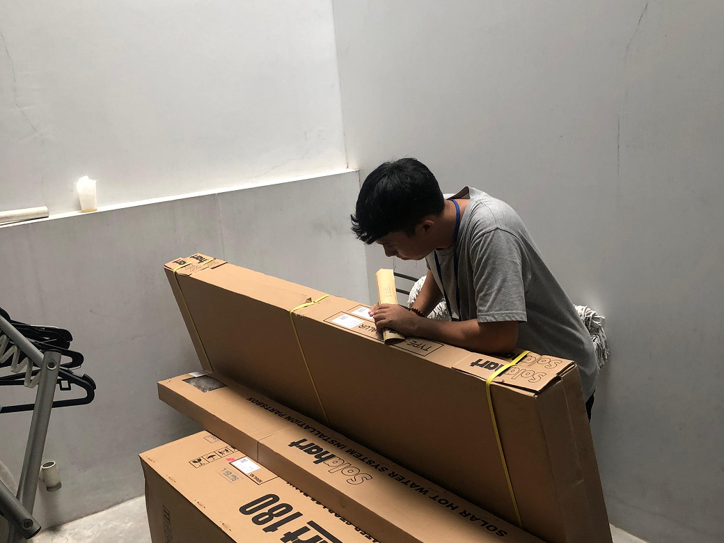 Teknisi Sarana Mandiri Jaya memeriksa unit Solahart 180 baru sebelum instalasi — dealer resmi Cibubur Jakarta